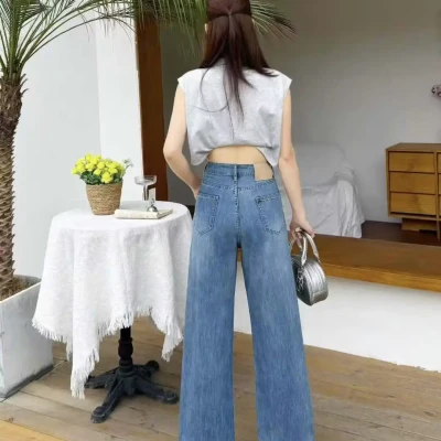 Wide-Leg Baggy Jeans