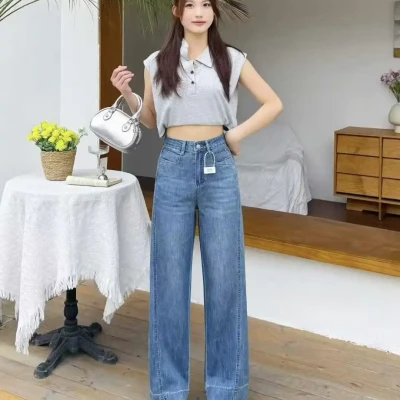 Wide-Leg Baggy Jeans