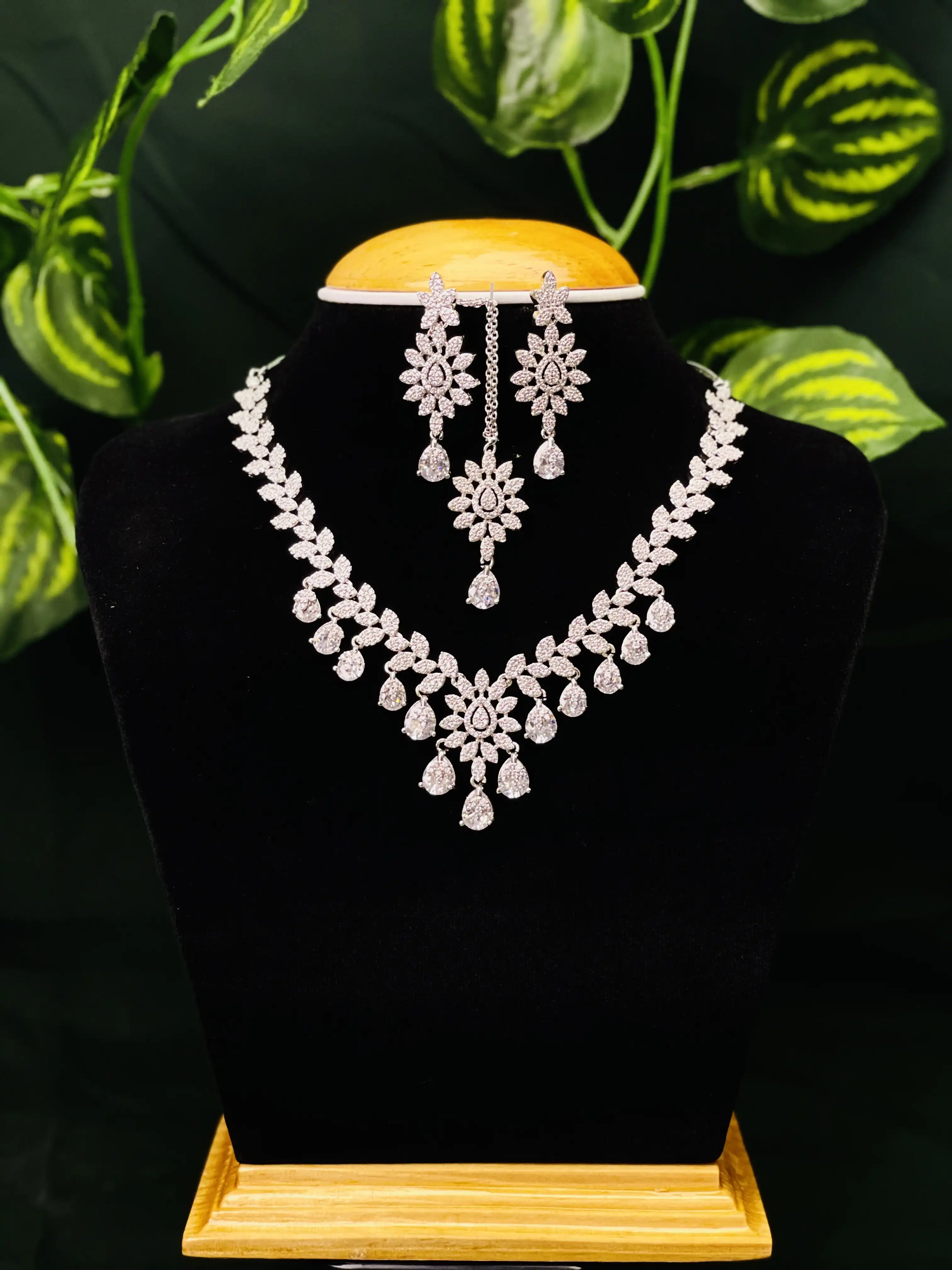 Product image of ADN3102 | Pure Sparkling Australian Diamond Floral Set (with sirbandi)