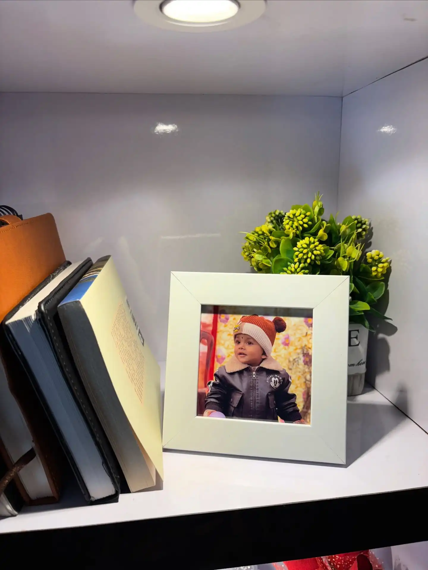 Product image of Stand Frame White 4x4 With Photo
