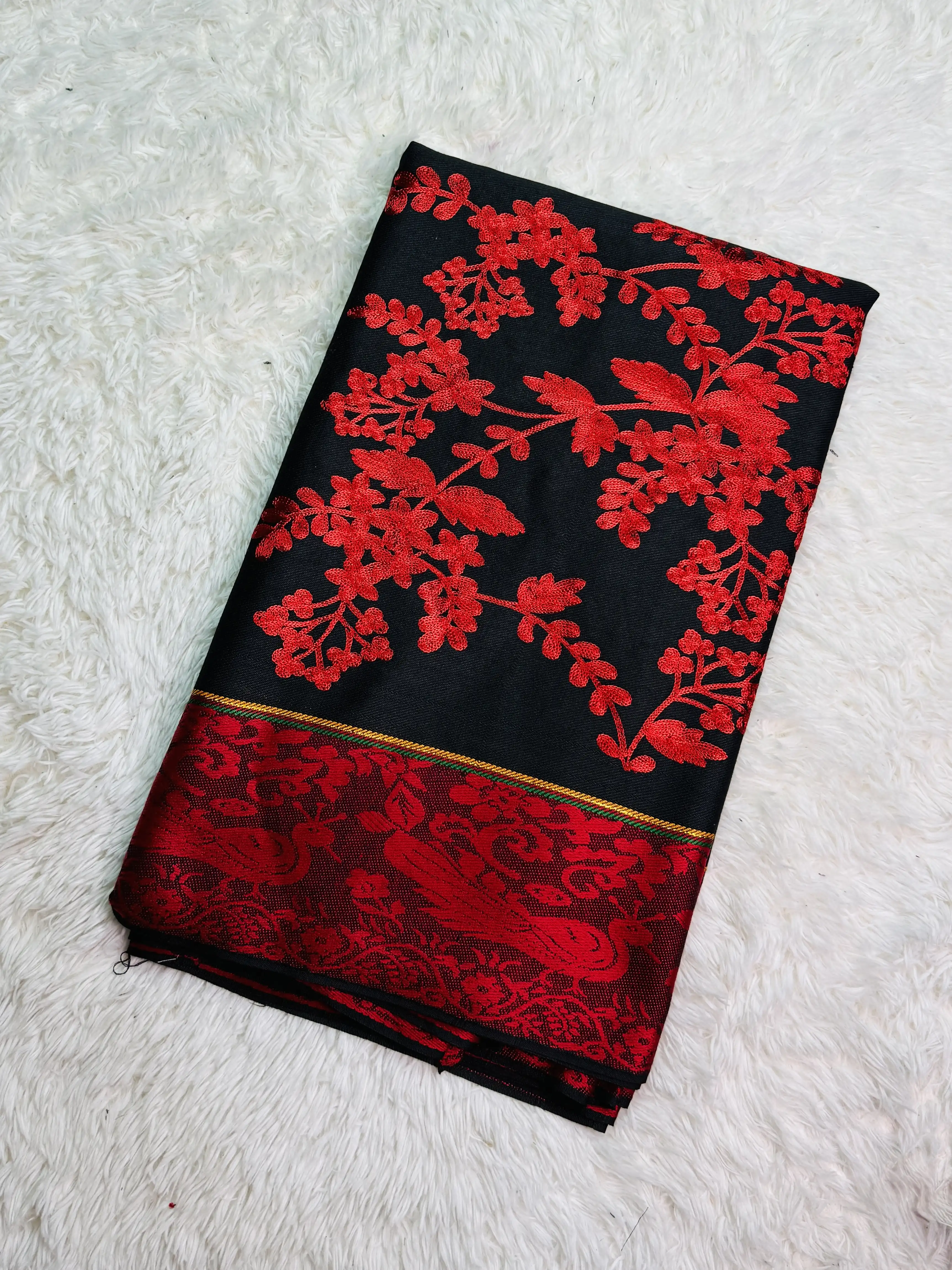 Hakupatasi ( Black Sari )
