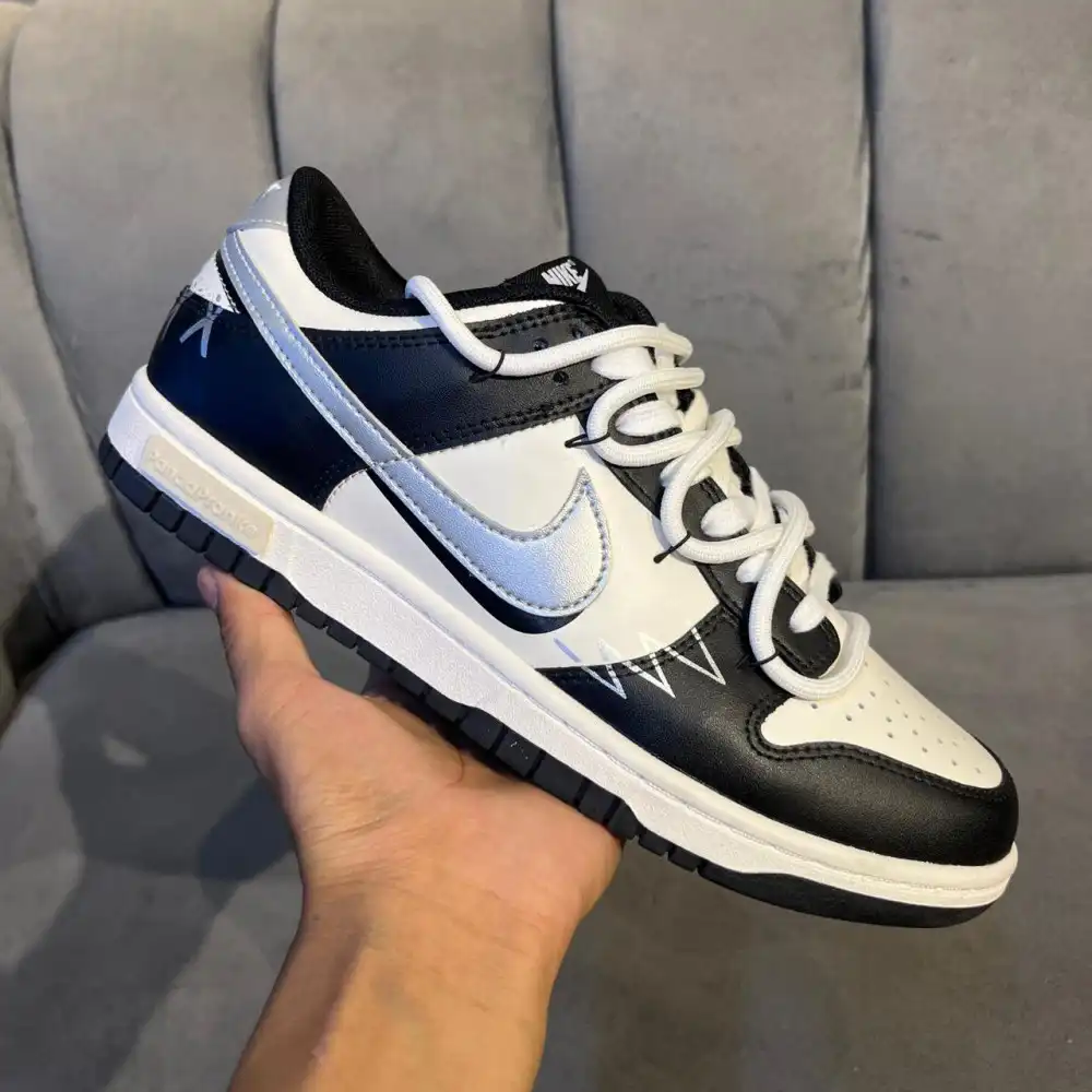 Product image of Sb Dunk Low Panda Custom