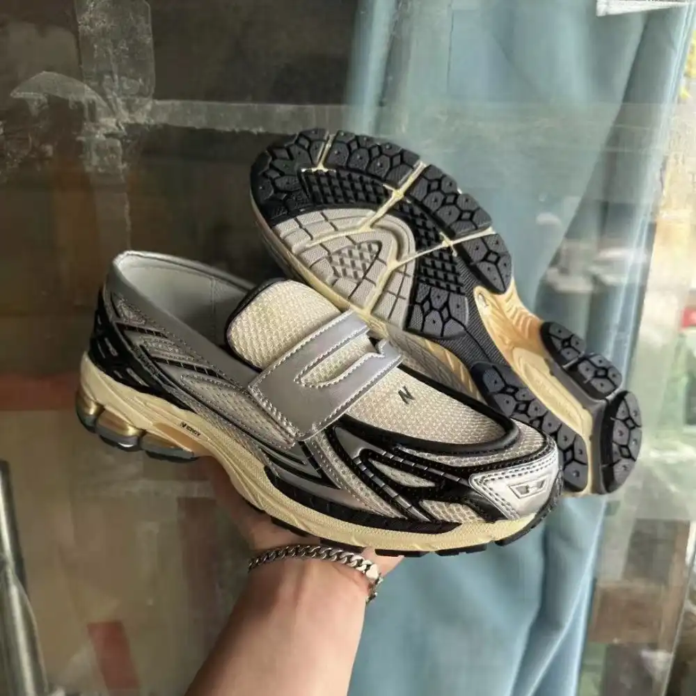 Product image of New Balance 1906l ' Silver Metallic Cream '