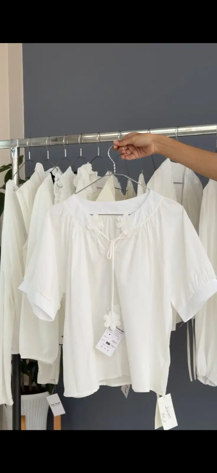 Product image of FLOWER ATTACHED BASIC CUTE TOP