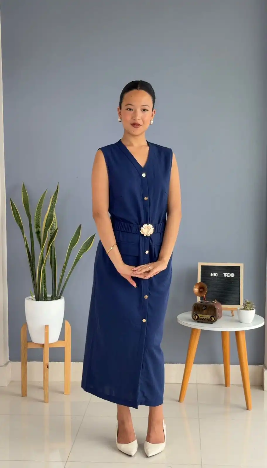 Product image of LINEN DRESS WITH GOLDEN FLOWER BROOCH
