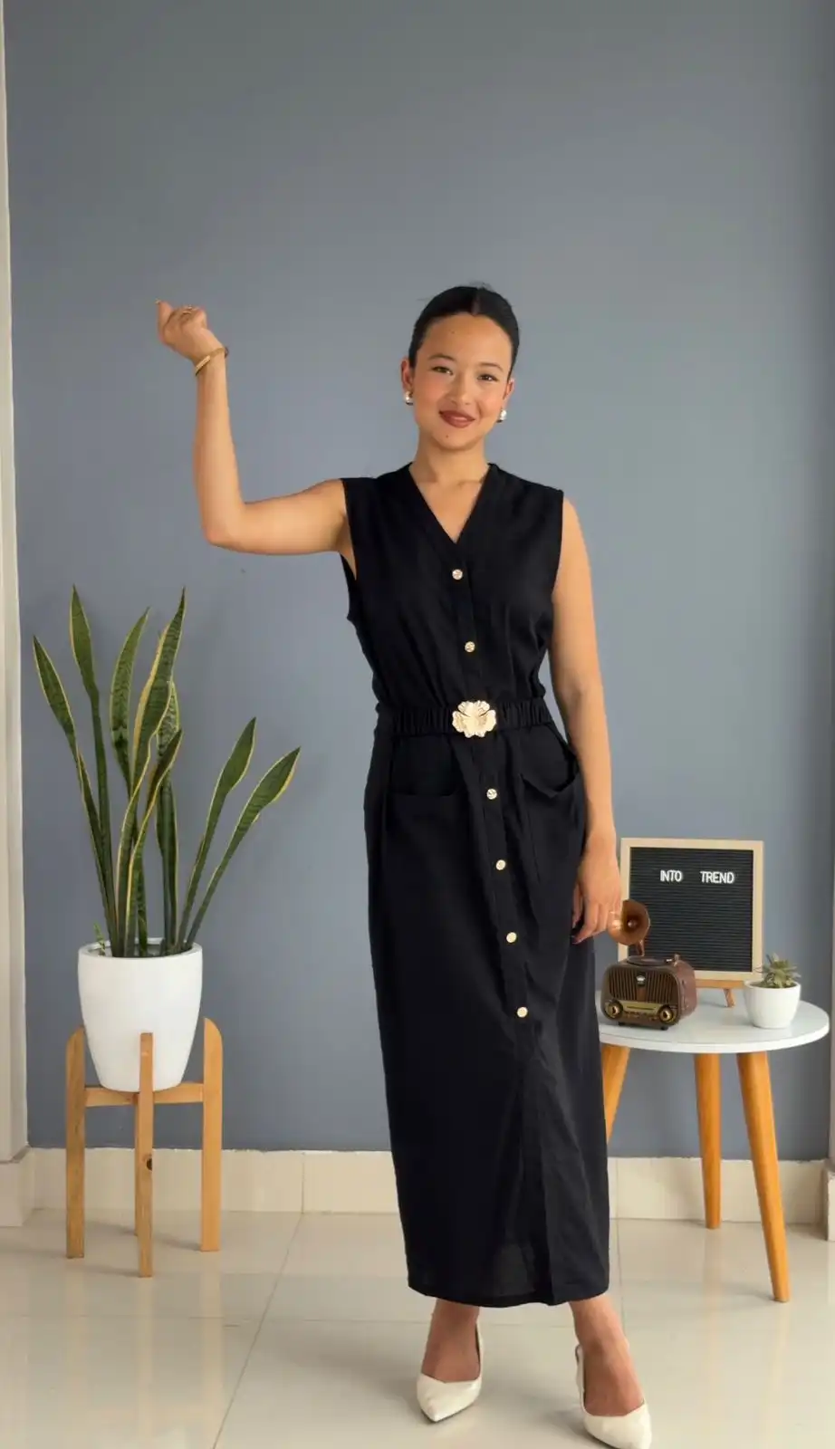 Product image of LINEN DRESS WITH GOLDEN FLOWER BROOCH