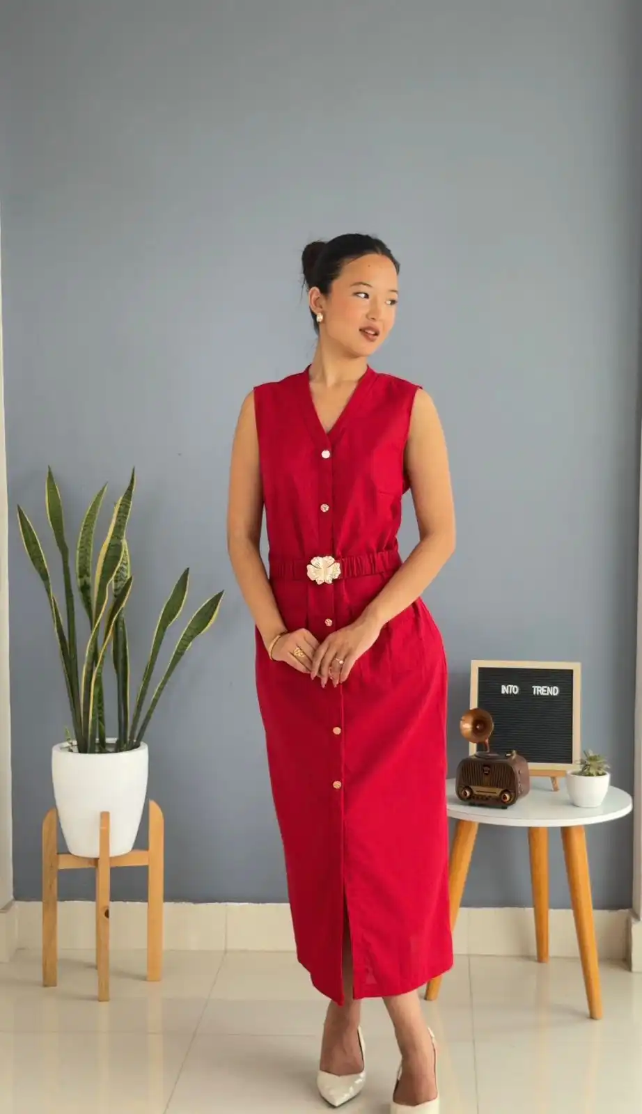 Product image of LINEN DRESS WITH GOLDEN FLOWER BROOCH