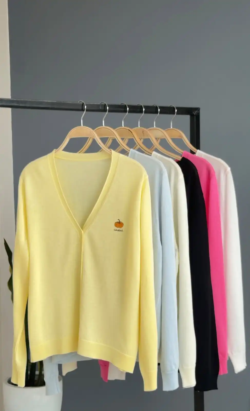 Product image of PUMPKIN LOGO CARDIGAN
