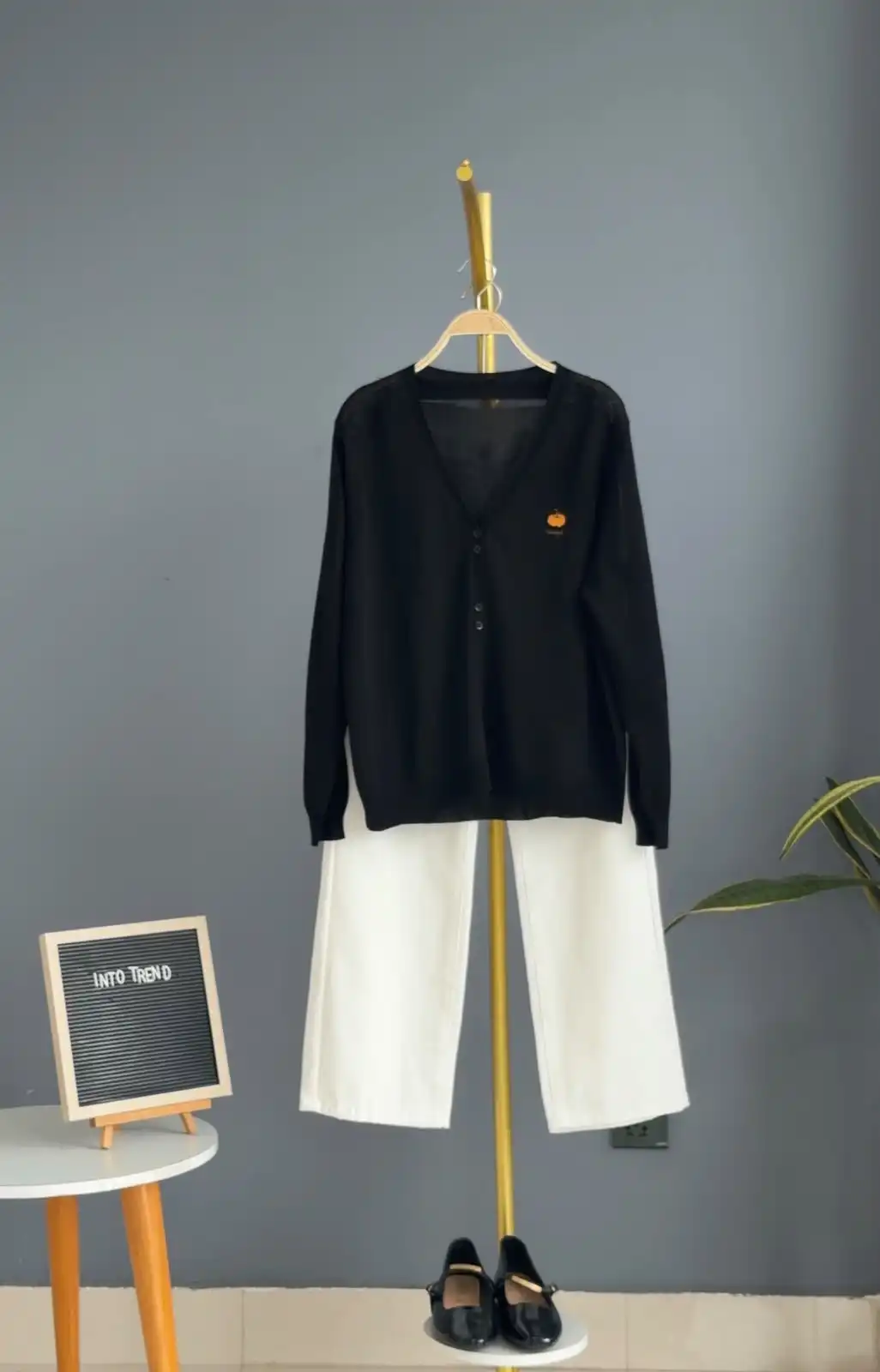 Product image of PUMPKIN LOGO CARDIGAN