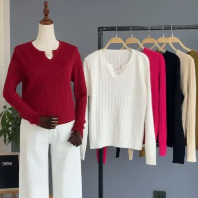 WOOLEN V DESING TOP WITH CHAIN