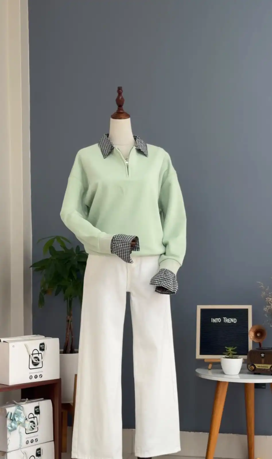Product image of COLLAR SWEATSHIRT