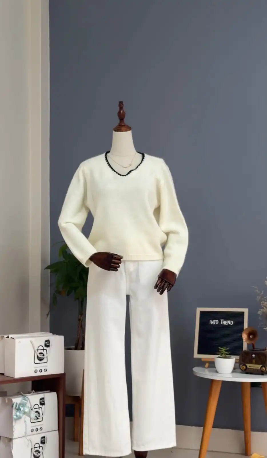 Product image of V NECK EMBRODIERY SHORT WOOLEN SWEATER