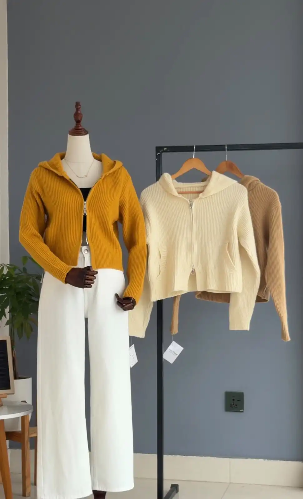 Product image of WOOLEN HOODIED ZIPUP CROP