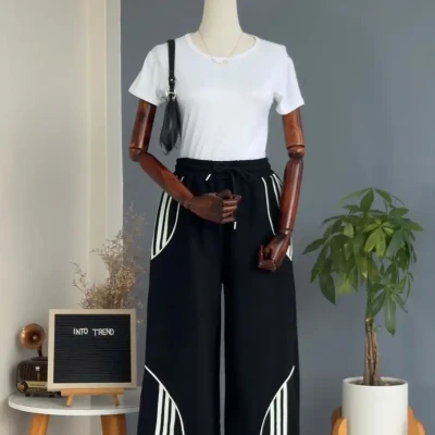 3 LINE DESIGN JOGGERS
