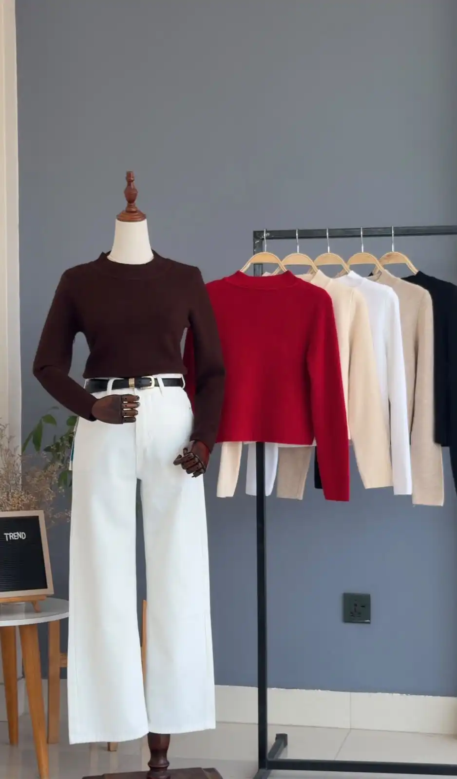 Product image of CROP TEE NECK WITH FUR