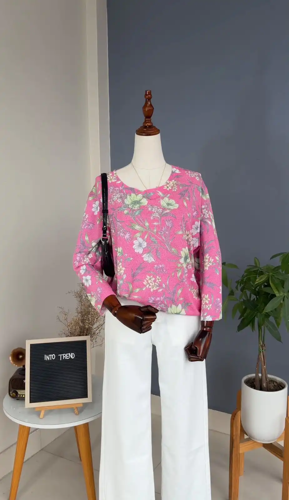 Product image of R1 024 COMFY 3RD QUARTER SLEEVED TOP