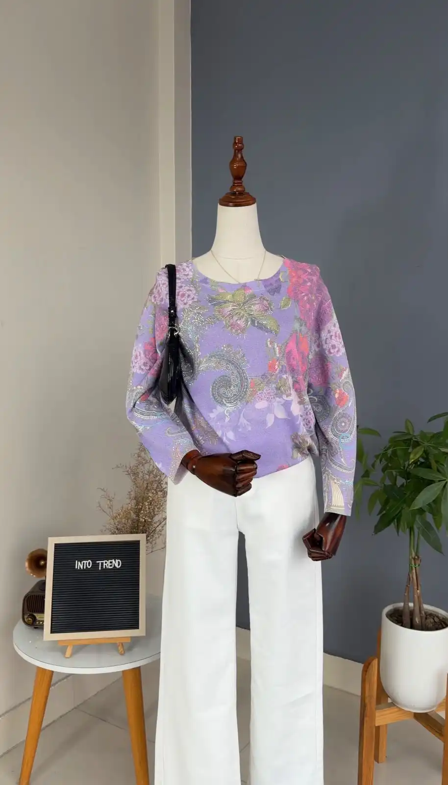 Product image of R1 024 COMFY 3RD QUARTER SLEEVED TOP
