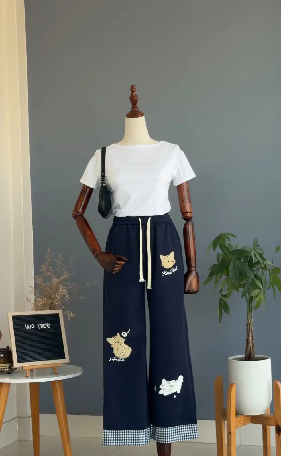 Product image of R1 09 COZY CAT JOGGER