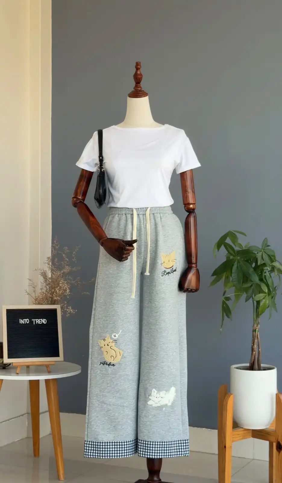 Product image of R1 09 COZY CAT JOGGER