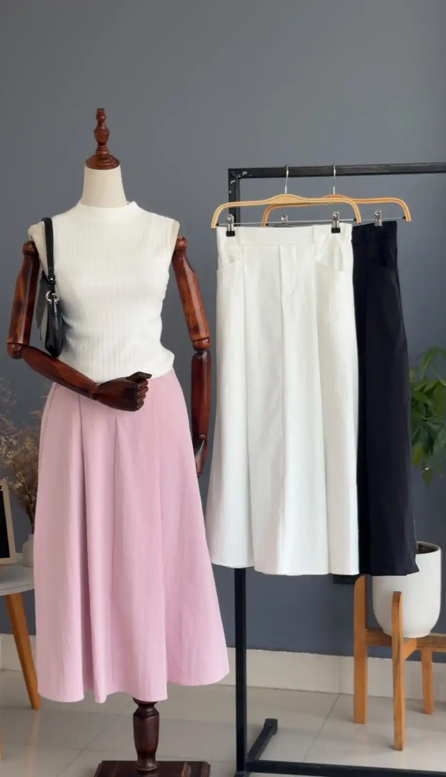 Product image of R2 064 FORMAL SKIRT WITH POCKET