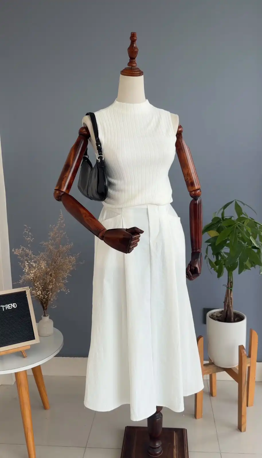 Product image of R2 064 FORMAL SKIRT WITH POCKET