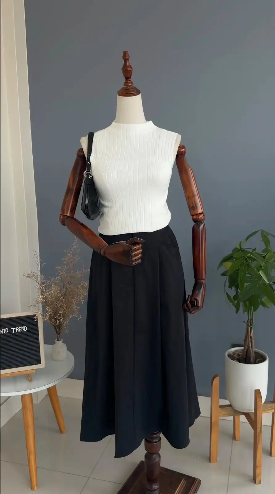 Product image of R2 064 FORMAL SKIRT WITH POCKET
